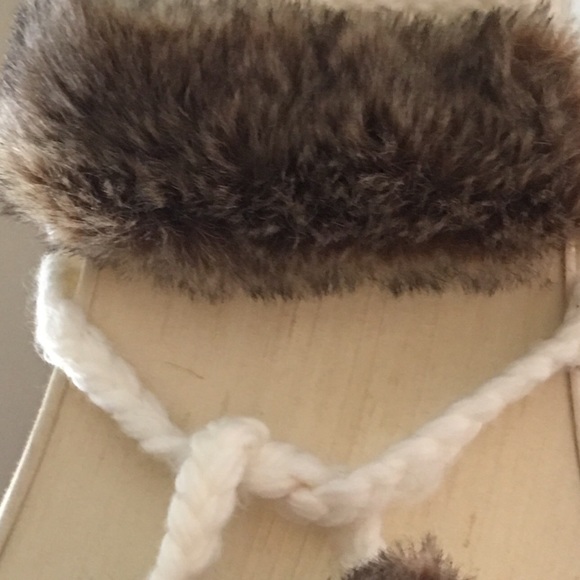 REDUCED, knitted, faux fur, ties BEANIE HAT, nice - Picture 8 of 9